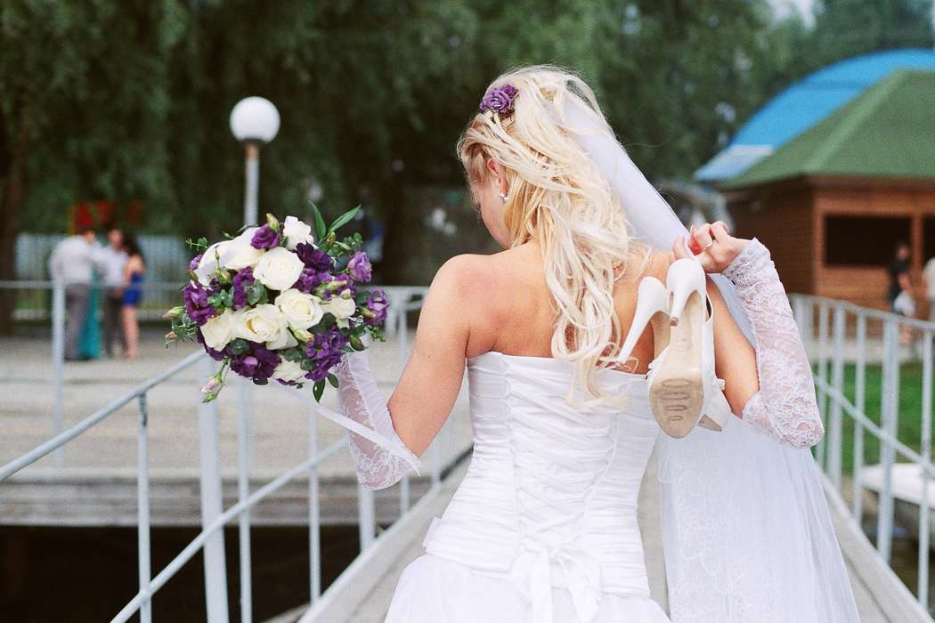  Нежный свадебный образ невесты подчеркнут прической на длинные волосы- собранные локоны, украшенные фатой и сиреневым цветком - фото 1342329 Кузнецов Александр - фотограф