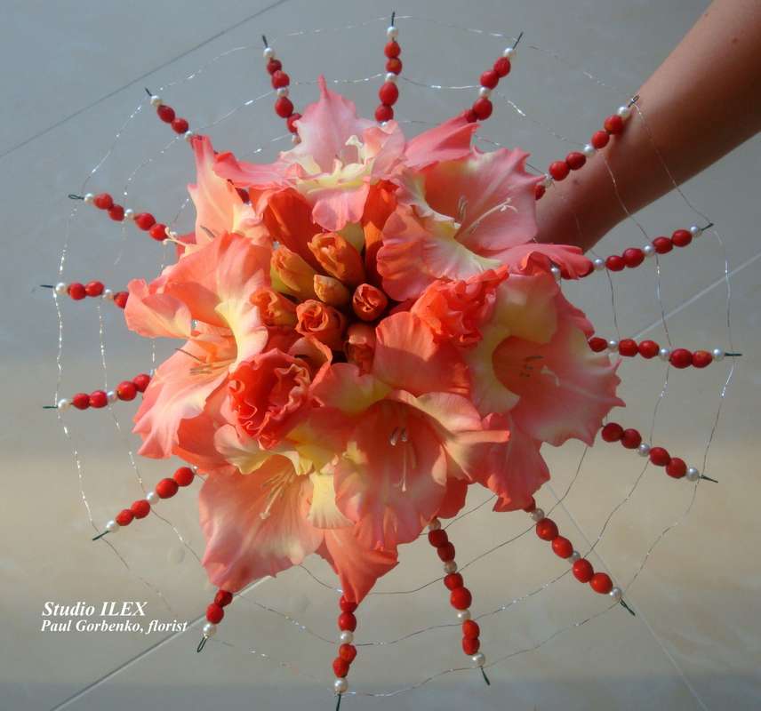 Осенний коралловый букет на диске из жемчуга и ягод - фото 507821 Studio ILEX. Флористика и дизайн