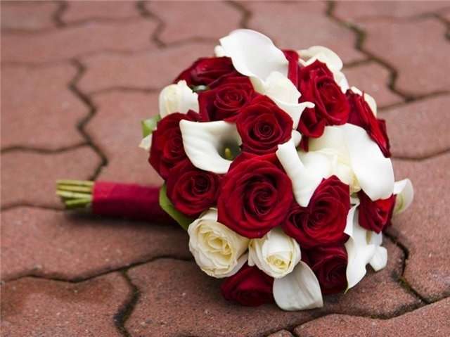 Круглый букет невесты из белых калл, белых и бордовых роз, декорированный бордовой лентой  - фото 1521957 Свадебное агентство "Tort"