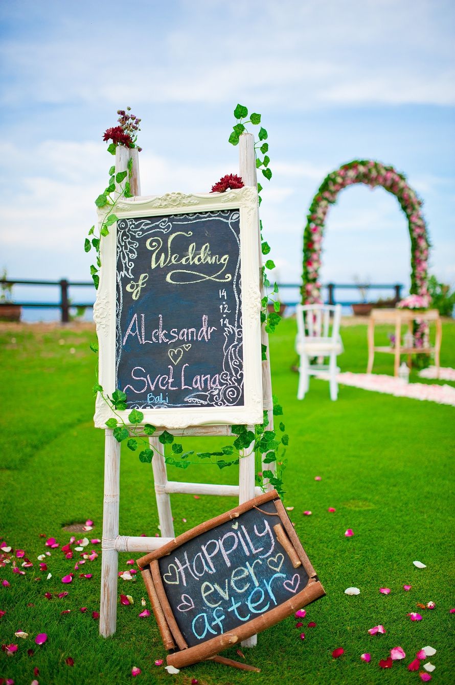 Свадьба на безлюдном утесе на Бали. Арка из живых цветов, оформление в нежно-розовых тонах. - фото 3808133 BaliWedding - свадьба на Бали