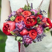 Букет невесты с пионами, гвоздиками и розами