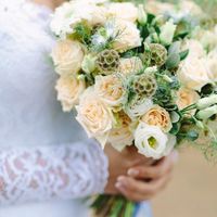 Букет невесты из кустовых розочек, лизиантуса, скабиозы и зелени

Флорист Рина Озерова
Фотограф Луиза Смирнова