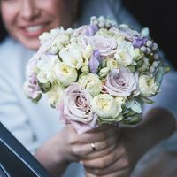 Свадебный букет из пионовидных роз, фрезии, брунии и акцентов из эустомы