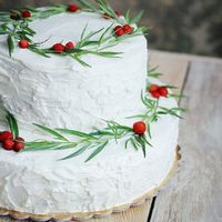 Торт земляничный .Белый с красным.