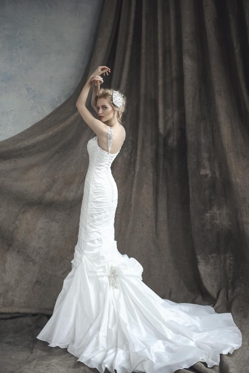 Невеста в платье "русалка" со шлейфом и спиральной драпировкой, на бретелях расшитых бисером  - фото 2656897 "Соблазн" свадебный салон
