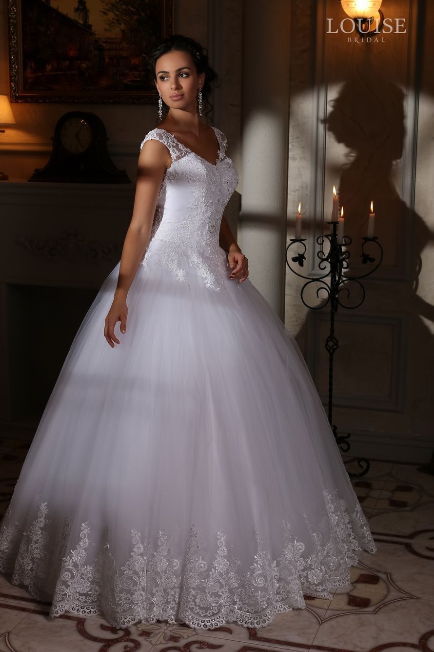 Rima
Модель привлекает своей чистотой и лаконичностью. Довершает образ идеальной невесты богато расшитый корсет платья и низ фатиновой юбки. - фото 4395355 Невеста01