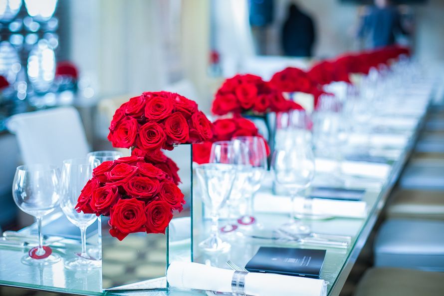 Стильное украшение стола красными розами в зеркальных вазах - фото 4424679 Студия декора "Еремеева и Рыбаков"