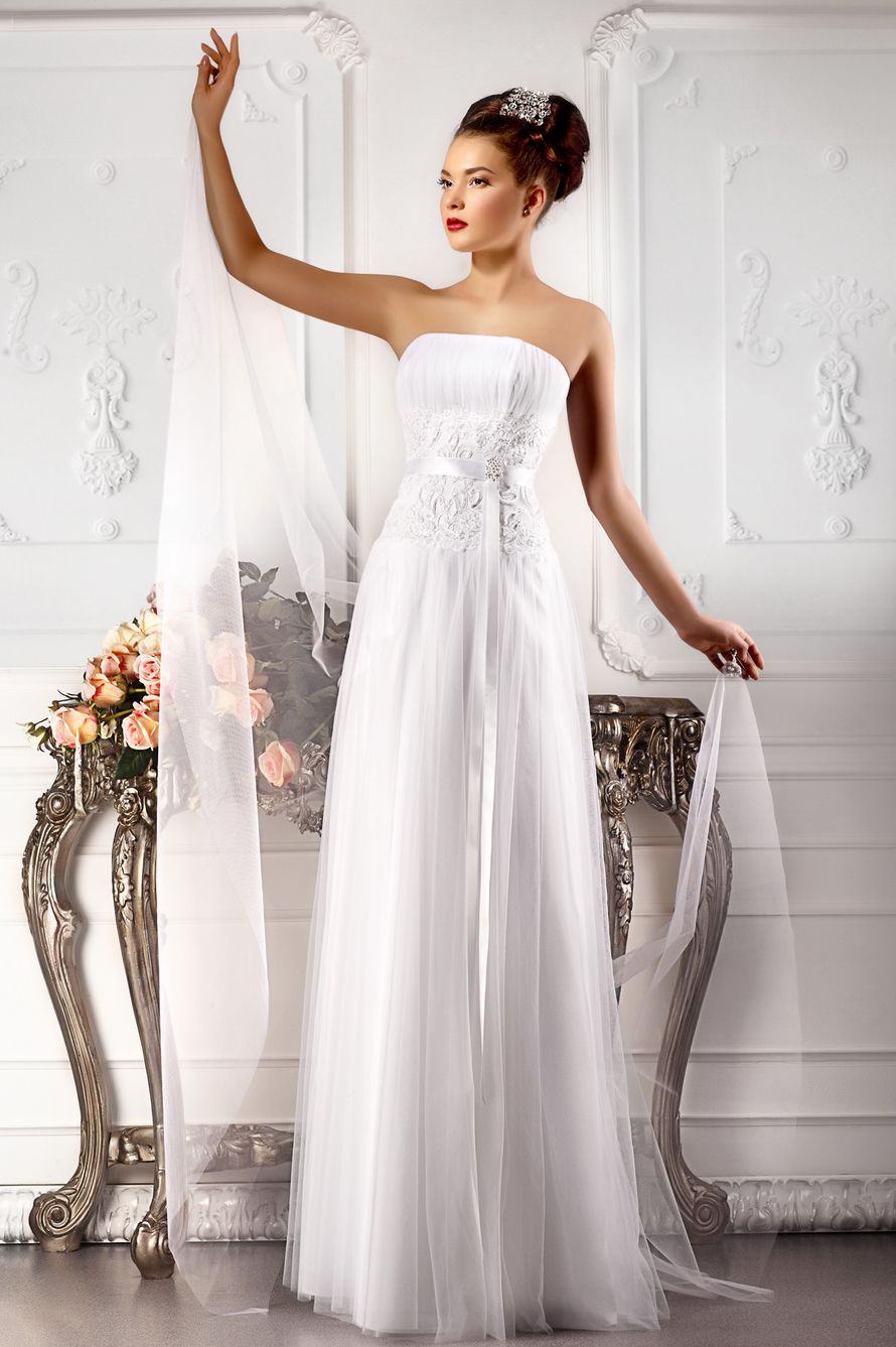 Невеста в прямом платье в греческом стиле с корсетом с драпировкой и цветком на талии сбоку  - фото 2439137 Свадебный салон "Marussia"