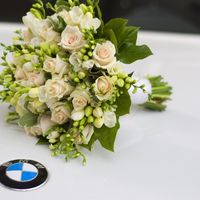 Букет для невесты из кремовой розы,белая фрезия,веточки салала.