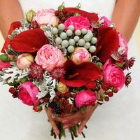 Букет для невесты из роз.калл,ягод,зелень.