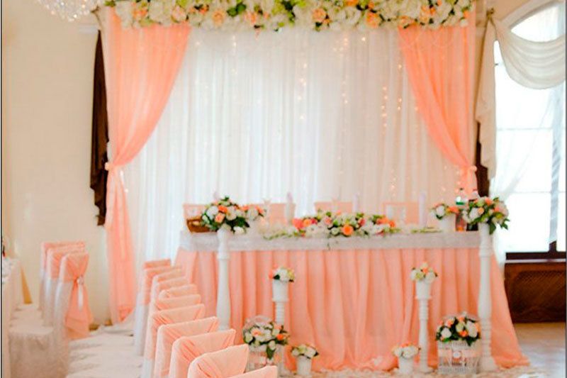 Персиковая шифоновая юбка на свадебный стол