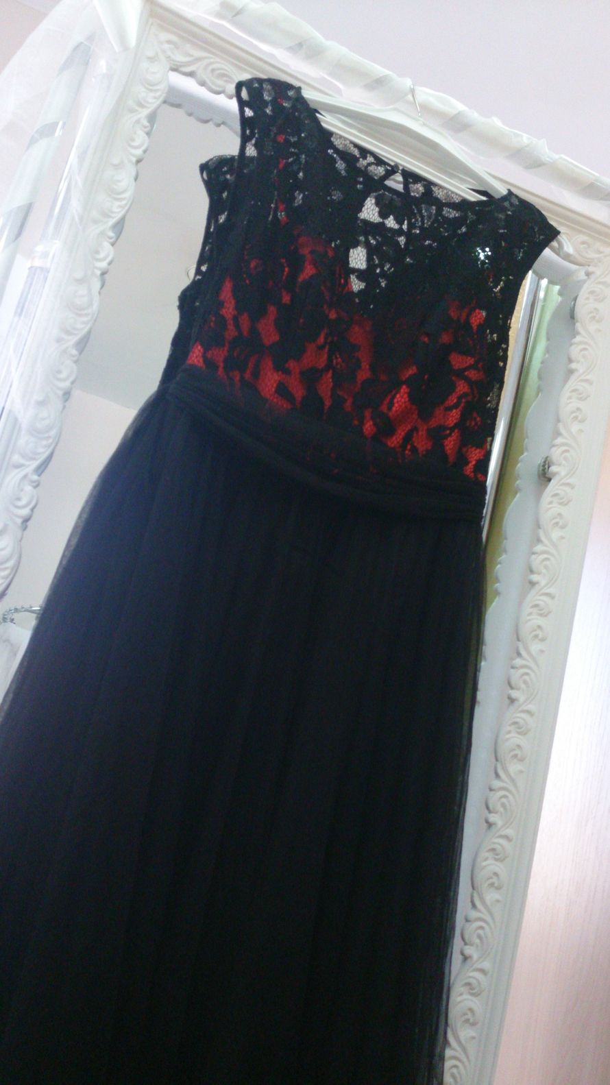 Вечернее платье в чёрно-красном цвете