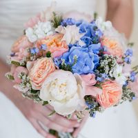 Букет невесты из белых пионов и латирусов, персиковых роз, голубых гортензий и незабудок