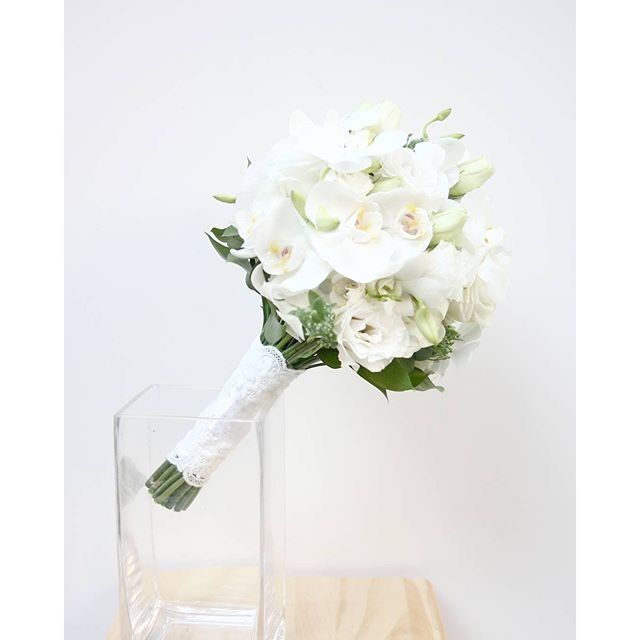 Букет невесты из орхидеи фаленопсис и лизиантуса + бутоньерка в подарок!