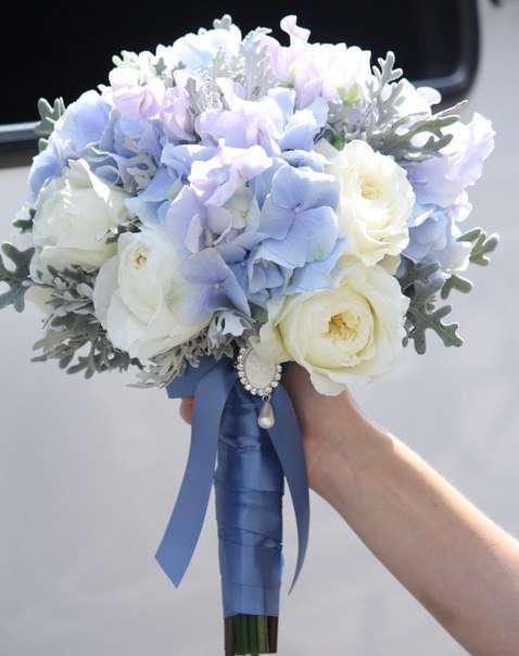 Из цинерарии серой, голубой гортензии, голубого латуруса и английской садовой розы кремового цвета коллекции Дэвида Остина - фото 5102827 ИРИНА_MK