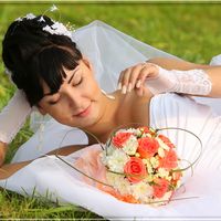 Невеста с букетом невесты из белых астр и розовых роз
