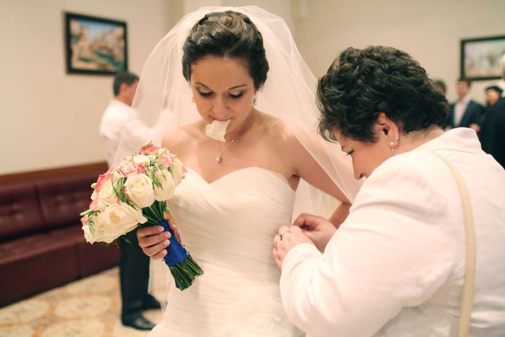 Нельзя видеть невесту. Можно ли надевать свадебное платье незамужней девушке. Отпарить свадебное платье в Тбилиси. Можно ли применять свадебное платье просто так. Может ли муж после свадбы померить свадебное платье жины.