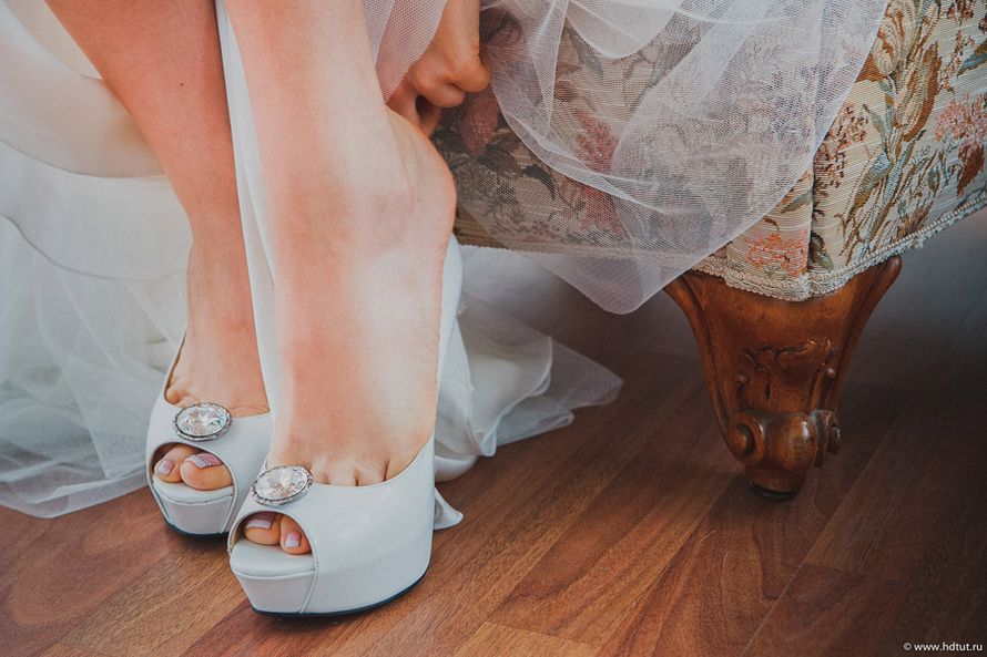 Невеста обувает белые туфли с открытым носком украшены брошкой. - фото 923565 HD studio Волынской Полины - фотоуслуги