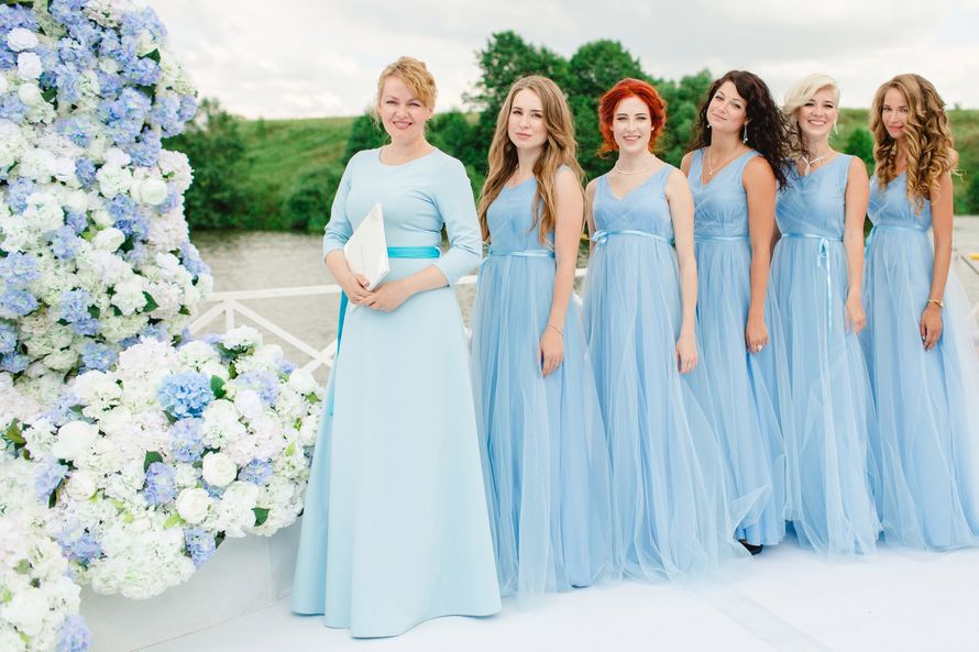 Платье невесты голубое