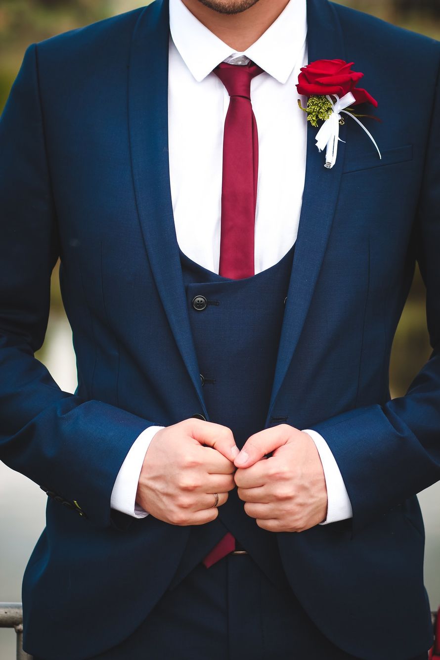Синий костюм белая рубашка и красный галстук