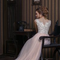 Лоретта (VN)
Потрясающее свадебное платье прямого силуэта с необычными кружевами на корсете из шелковой нити. Стильный V-образный вырез как спереди платья, так и на спинке. Вырез лифа в форме сердечка с ярко выраженным декольте, что делает невесту поразит