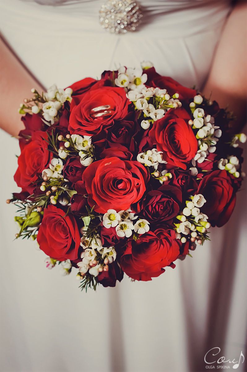 Букет невесты из красных роз и белого хамелациума  - фото 588432 Невеста01