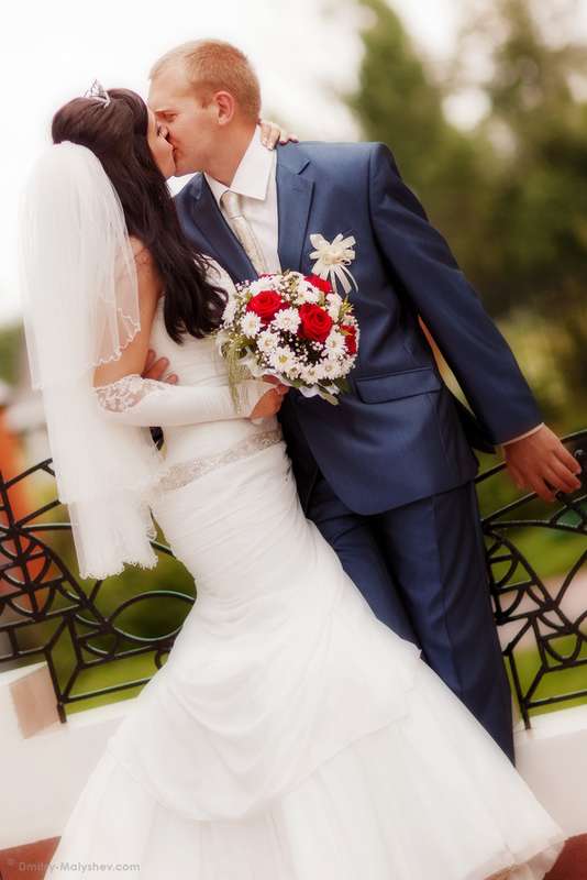 Свадебная фотография невесты и жениха на прогулке. - фото 1335831 Фотограф Дмитрий Малышев