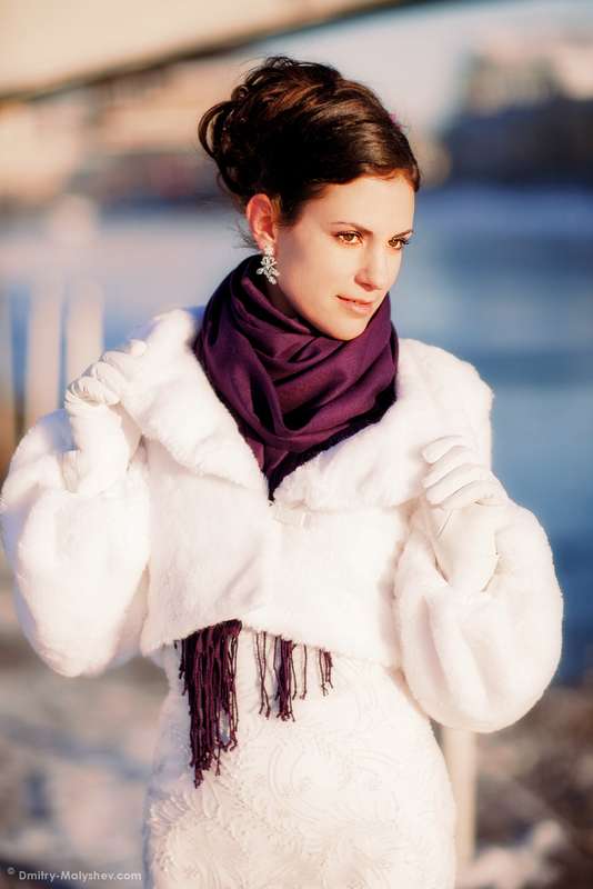 Зимний образ невесты дополнили меховое болеро, перчатки и лиловый шарф на шее - фото 1335981 Фотограф Дмитрий Малышев
