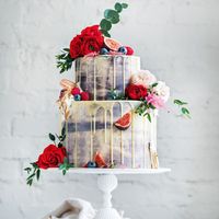 Торт исполнения кондитерской Tiramisu.
Двухъярусный свадебный торт,политый ганашем из молочного шоколада , с дольками инжира и алыми бутонами роз
