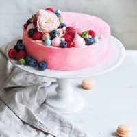 Торт исполнения кондитерской Tiramisu. Нежный Йогуртовый торт ,украшенный капельками из  меренги ,розовыми бутонами роз и россыпью свежих ягод.