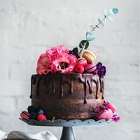 Тройное шоколадное удовольствие-шоколадный бисквит,шоколадный крем и ганаш . Шикарный свадебный торт с французскими makaroni  и нежными цветами.