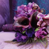 Фиолетовый букет невесты из калл, гортензий, орхидей и анемонов