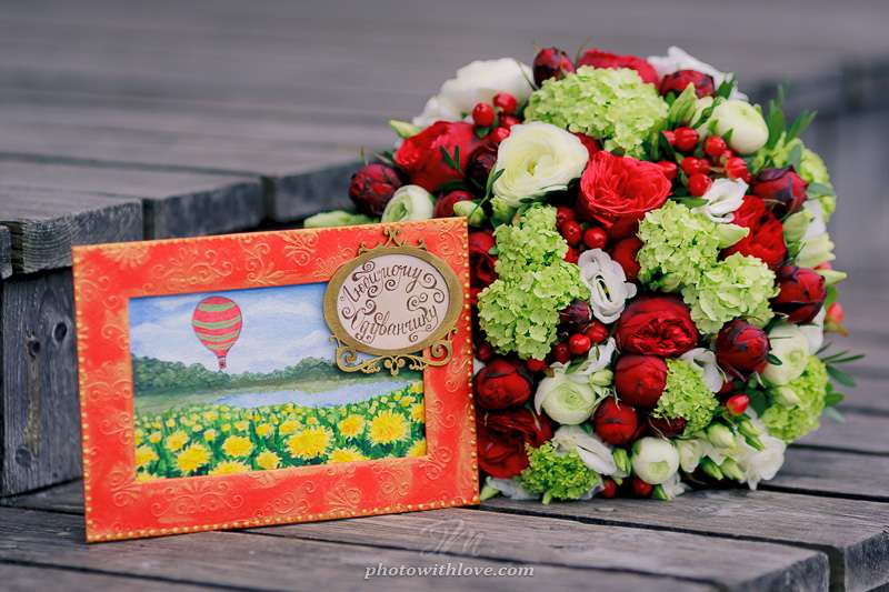 Букет невесты из белых эустом, зеленого вибурнума, красных роз и ягод гиперикума  - фото 1114781 Лилe4ка:)))