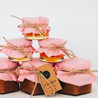 Заказать баночки с мёдом или вареньем для гостей на свадьбу можно на нашем сайте - 