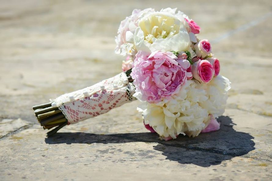 Букет из пионов и роз для очаровательной невесты Александры. - фото 5492407 WeDo event.decor - свадебный декор