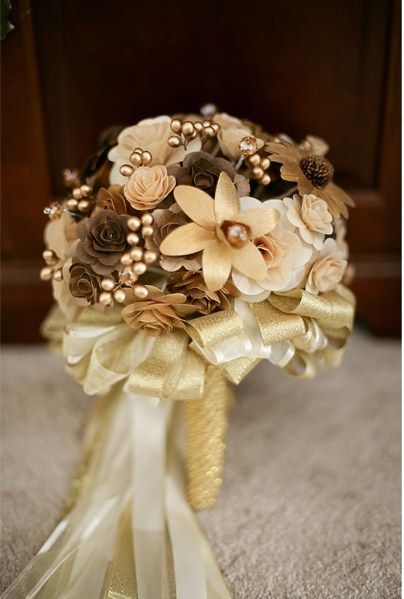 Бело золотой букет. Букет невесты золотой. Букет невесты к Золотому платью. Букет с золотыми элементами. Черно золотой букет невесты