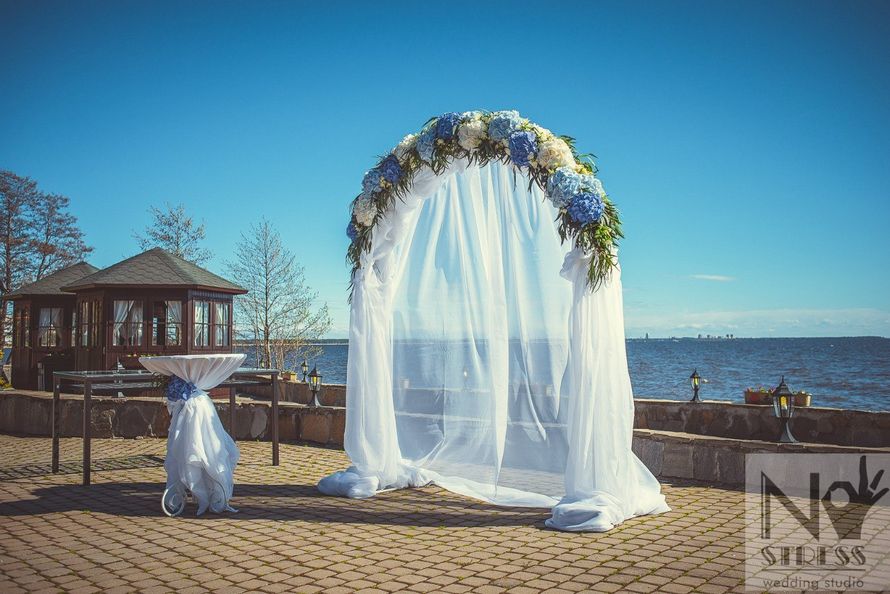 Выездная регистрация в стиль свадьбы ,выполнена из голубых,синих и белых гортензий  ) - фото 9588366 NOstress agency - свадебное агентство