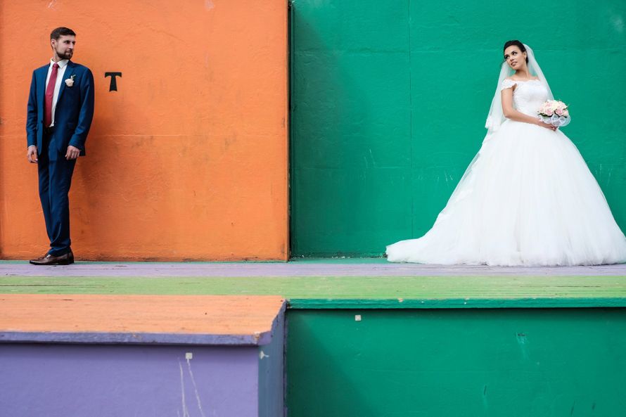 Геометрия и цвет на прогулке жениха и невесты - фото 13595710 Фотограф Евгений Андреев