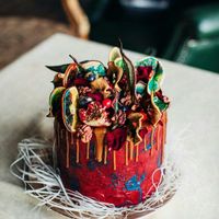 Шоколадные и ванильные бисквиты с ягодами, шоколадный мусс с красными ягодами. Покрыт ганашем из молочного шоколада, карамельной глазурью и орехами, фруктами, клюквой.
Фотографировала Марина Белоногова.