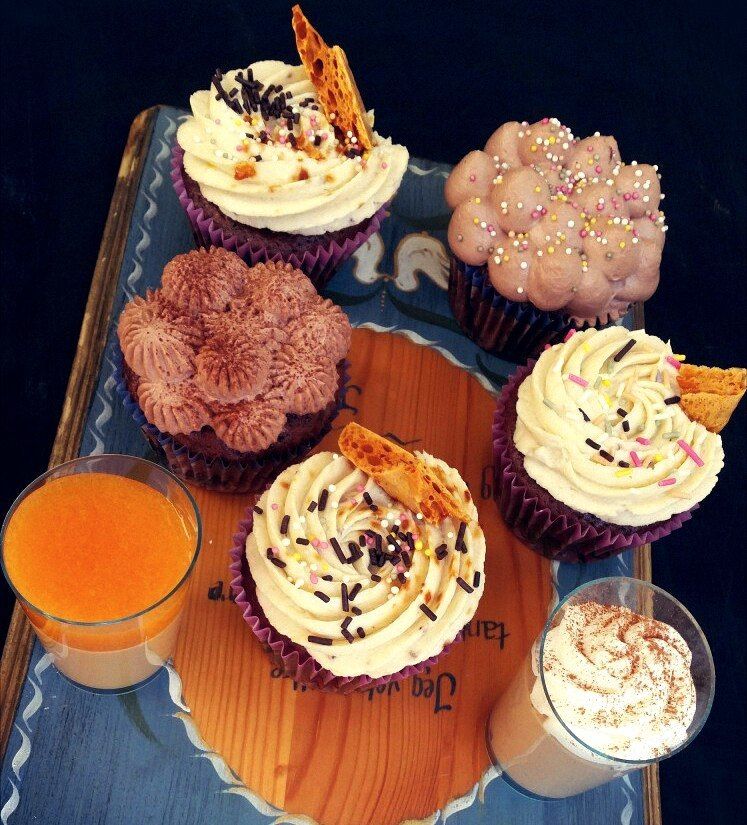 Шоколадные капкейки с английским кремом и мятным шоколадным муссом;
Шоколадные капкейки с банановым сырным кремом и соленой карамелью;
Десертный стаканчик с кофейным сабайоном и молочной пенкой;
Панакота с норвежским карамельным сыром и желе из морошки. - фото 14406258 Невеста01