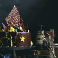 Шоколадный торт с маракуйей, шоколадные элементы, взбитый ганаш. 
Фотографировал 