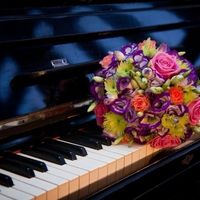 Букет невесты из эустом, астр и роз в сиренево-розовых тонах с желтым акцентом 