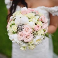 Букет невесты из пионов и английских роз