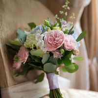 Летний букет из флоксов и садовых роз