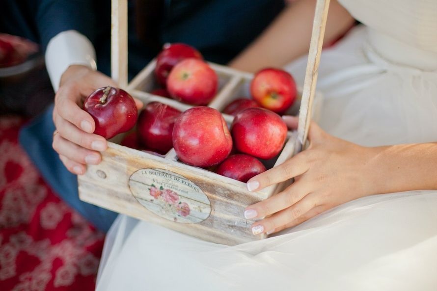 Оформление для фотосессии на  свадьбе, во фруктовом стиле, с использованием деревянного ящика с красными яблоками - фото 725861 Фотограф Ишоева Ангелина