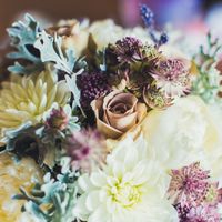 Букет невесты из белых астр, сиреневой скабиозы и роз