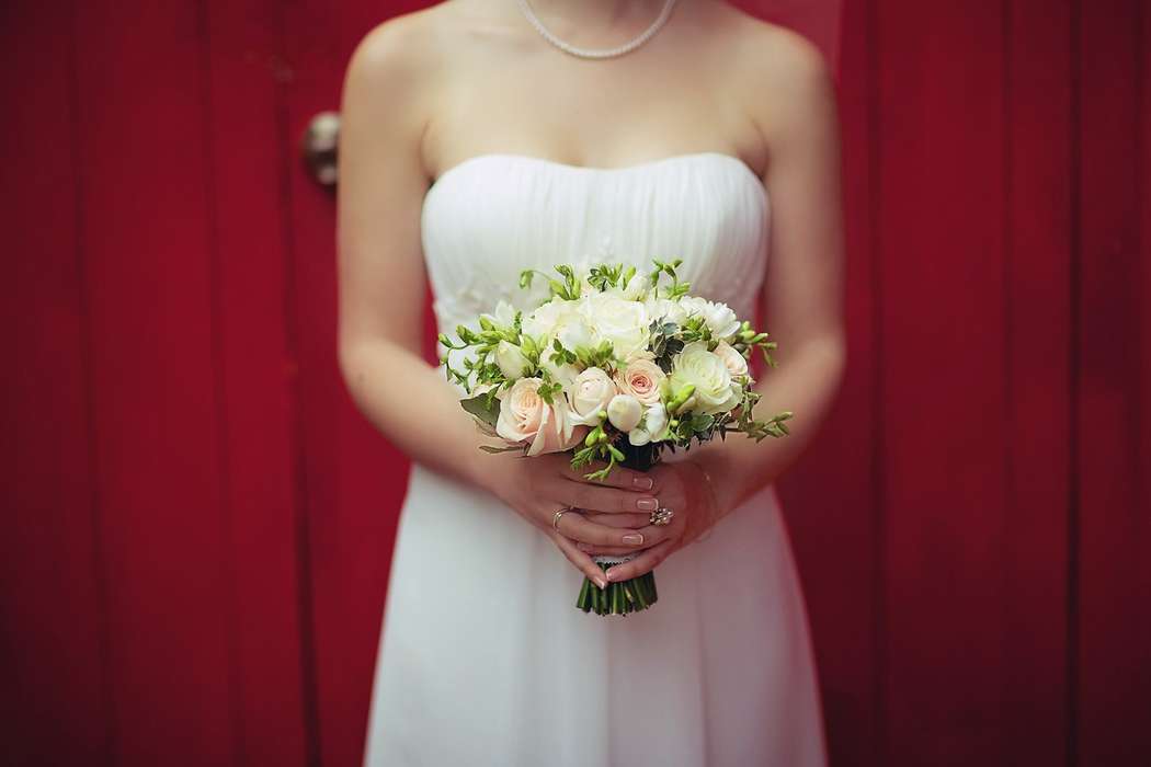 Букет невесты в круглом стиле из  нежно-розовых роз и белых фрезий - фото 1893979 Студия флористики и декора "Клумба"