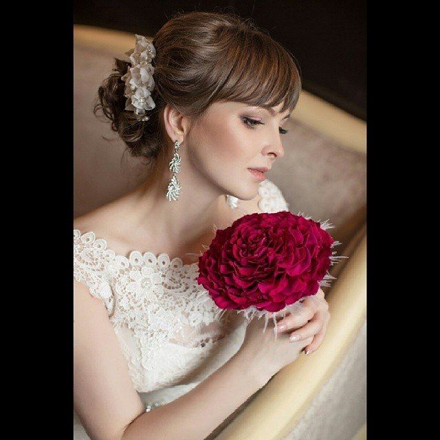 Невеста с прической из локонов собранных на затылке с цветами, с классическим макияжем в бежевом тоне - фото 2966725 Студия флористики и декора "Клумба"