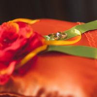Оранжевая подушечка для колец с цветком