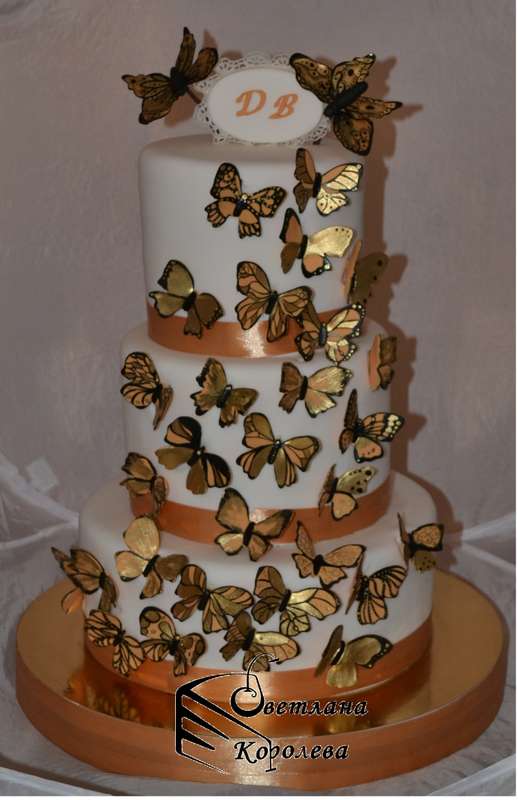 свадебный торт с золотыми бабочками - фото 6010009 торты на  заказ
